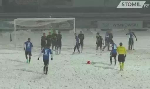 冬天踢球穿什么合适,冬天穿什么踢球好看