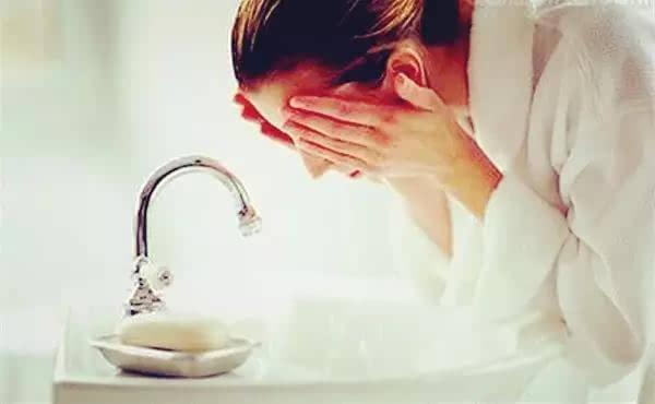 孕妈冷感冒了怎么办,妈妈感冒婴儿怎样预防感冒