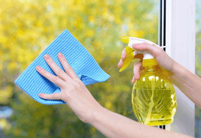 拿什么擦门窗玻璃不起水雾,怎么打扫玻璃窗没有灰尘