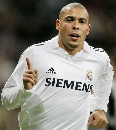 绿茵场动作视频,绿茵场上的庆祝桑巴舞蹈