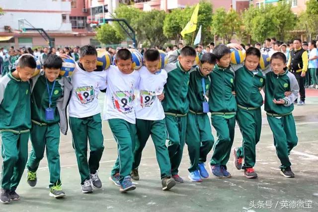 英德这个老师居然站在垃圾车上面？还引得学生连连尖叫！