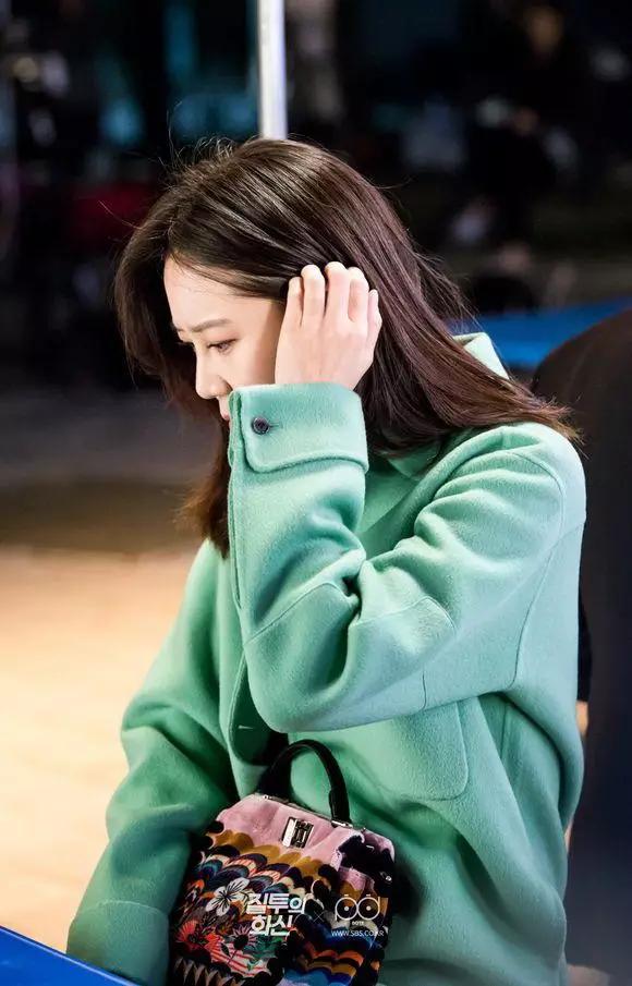 孔孝真同款棉袄,孔孝真穿搭灰色大衣