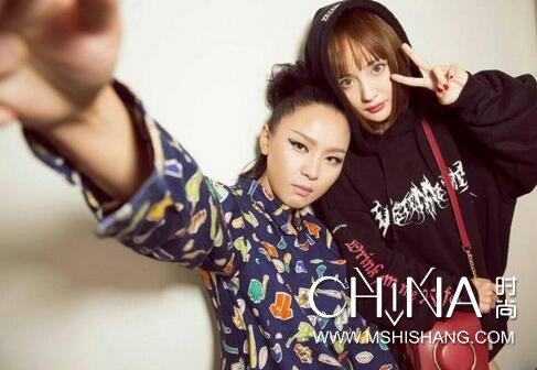 李小璐粉红色卫衣,李小璐卫衣穿搭