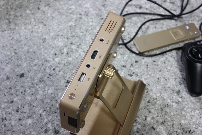 大屏幕+游戏手柄，神画投影电视成办公室新宠