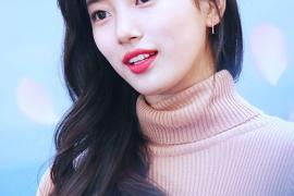 韩国“国民初恋”裴秀智高领毛衣穿出潮范