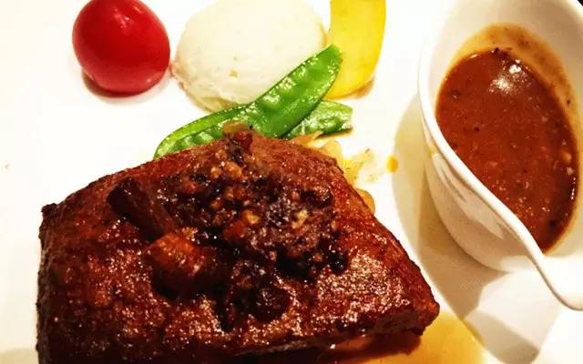 每天卖100份牛排,每天营业额只有2000的牛排自助餐