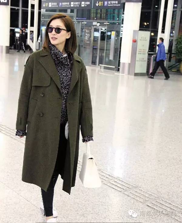 杨紫赵丽颖机场撞衫,杨紫周冬雨影后对比