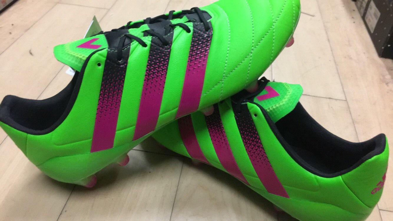 阿迪达斯足球球鞋测评,足球鞋选择nike还是阿迪达斯