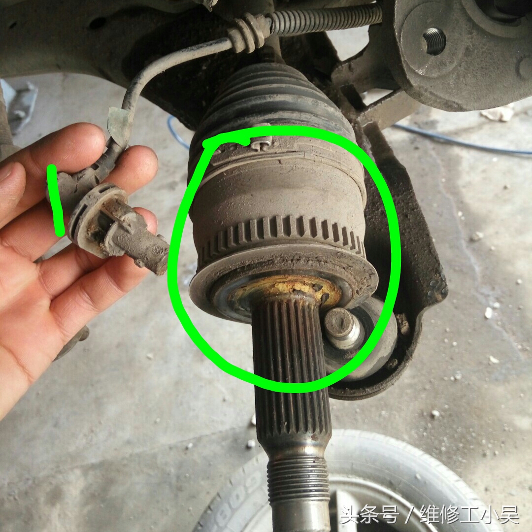 汽车打方向时车轮嗡嗡响,汽车行驶时车轮有咣当咣当的声音
