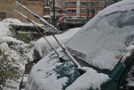 车门被冻住了怎么办？一招办法教给你简单实用