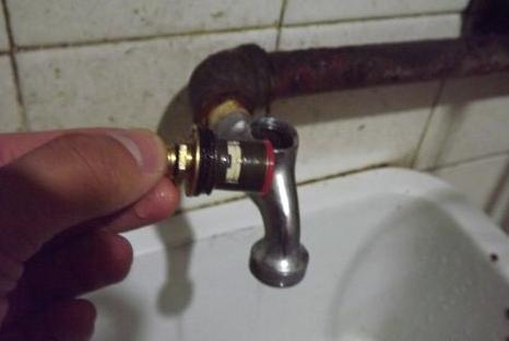 家里水龙头用久了堵了怎么办,家里水龙头用水后怎么处理