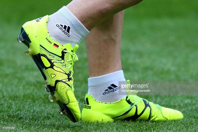 阿迪达斯足球球鞋测评,足球鞋选择nike还是阿迪达斯