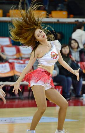 这届篮球宝贝质量太差又丑又肥，看台观众喊退票怒斥肉太多不专业