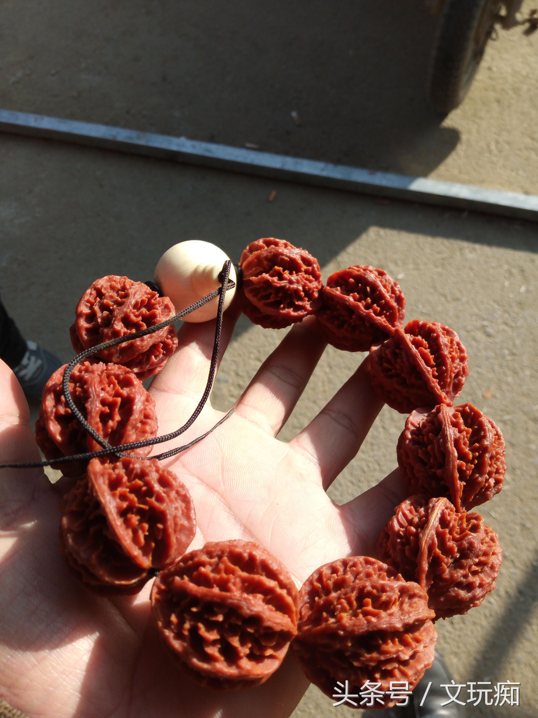 文玩核桃蛤蟆头手串,文玩市场淘核桃手串