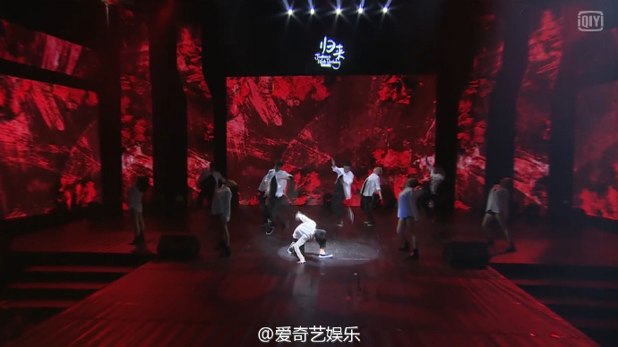 易烊千玺生日会舞蹈视频爵士,易烊千玺生日演唱会舞蹈完整高清