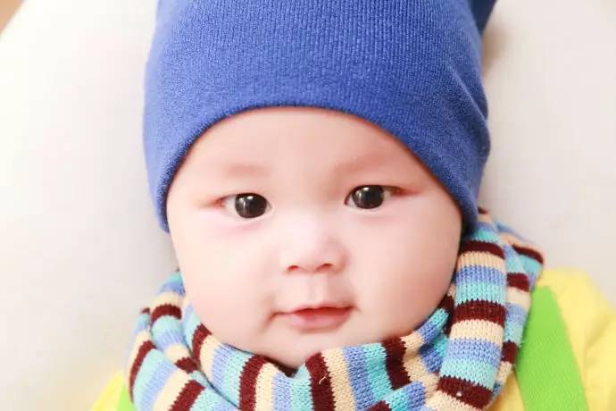 捏宝宝鼻子能捏出高鼻梁吗,宝宝老是擦鼻子擦眼睛