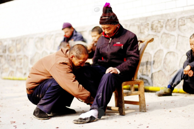 膝盖痛因为什么,膝盖疼穿什么鞋可以缓解