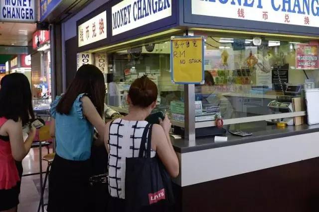 “1新元＝3.2X马币”刷新纪录，全岛排长龙疯抢马币！