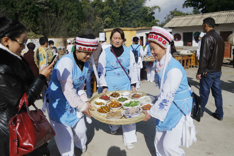 一万人一起吃饭长街宴,万人徒步20公里