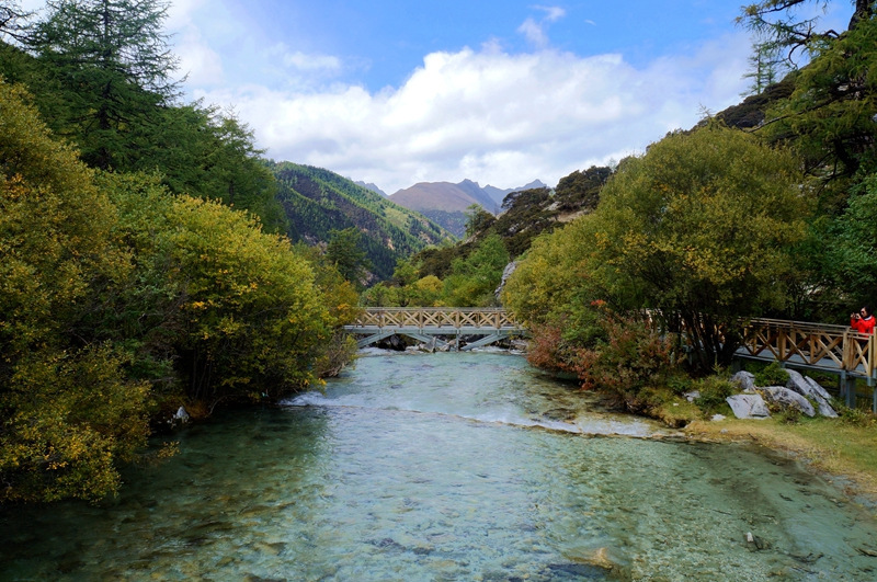 佩服自己，我在亚丁冒雨溯溪央迈勇到牛奶海