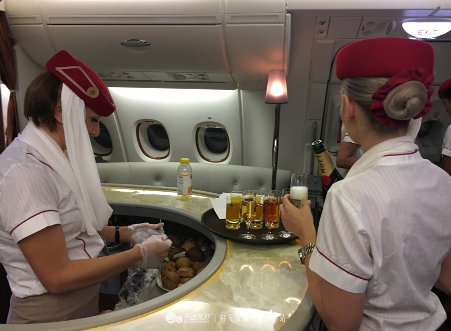 阿联酋航空空客a380经济舱,阿联酋空客380起飞全过程