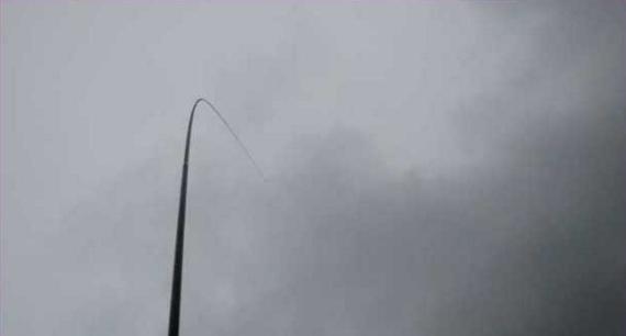 钓鱼人太牛！大风大雨中垂钓也能迎来鲤鲫大丰收