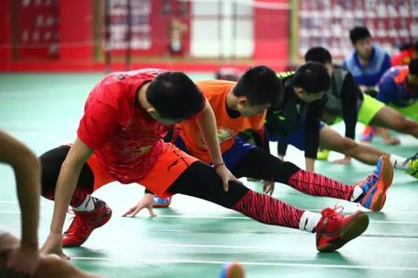 冬天踢球热身多久,冬季踢球好处多但这几点要牢记