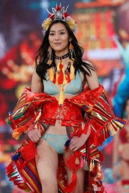 没看现场不要紧！用海量美图告诉你今年维密秀长腿美胸都这样玩