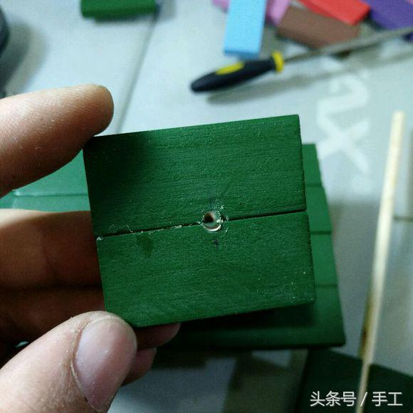 用箱子做能动的小机器人,用瓶子和盖子做机器人