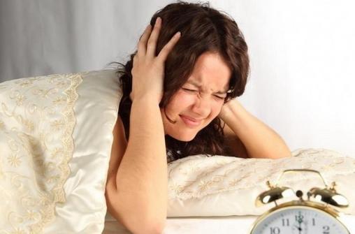 睡觉以前吃东西好吗,睡觉前吃得饱饱的好吗