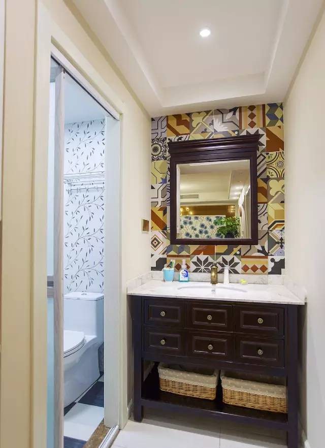 电视隔断墙现代轻奢小户型,客厅与餐厅隔断双面电视柜图