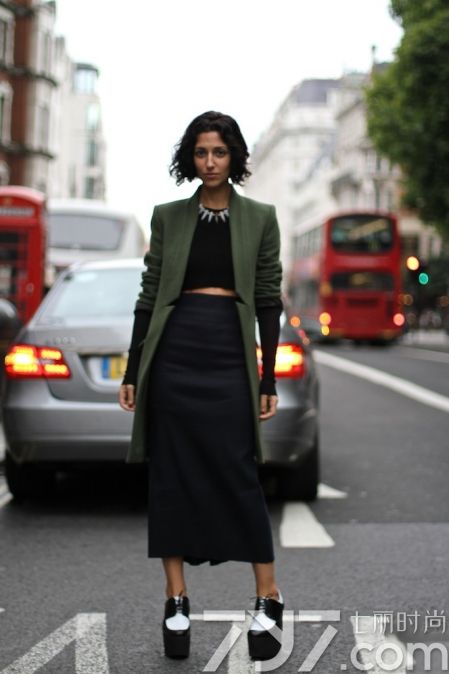 小白鞋松糕鞋搭配连衣裙,松糕鞋时尚配纱裙