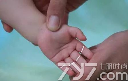 宝宝肚子不舒服呕吐哭闹睡不着,宝宝肚子不舒服哭闹怎么办