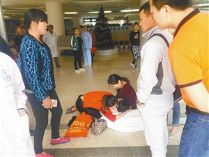 深圳两岁男童吃瓜子被卡住不幸殒命小孩吃东西卡住怎么办