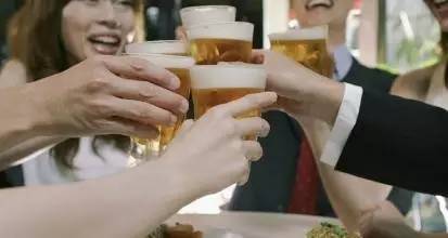 奔驰男车主被打,奔驰男司机打女人