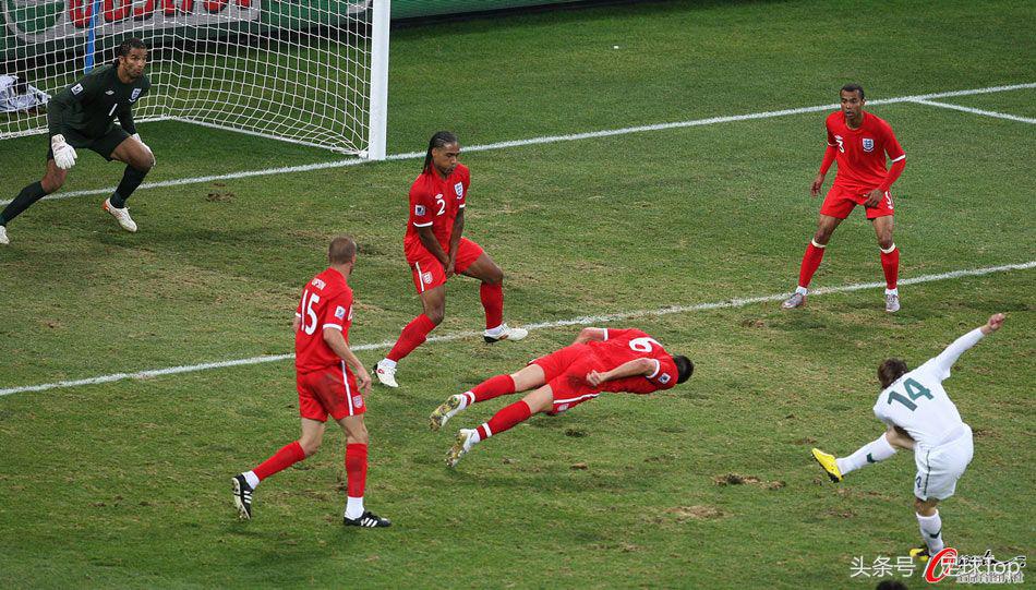 孙继海防守c罗名场面,孙继海1v4门线解围gif