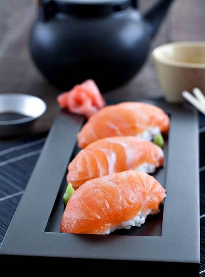 麻烦给我一份厚切三文鱼,再来一杯清酒!