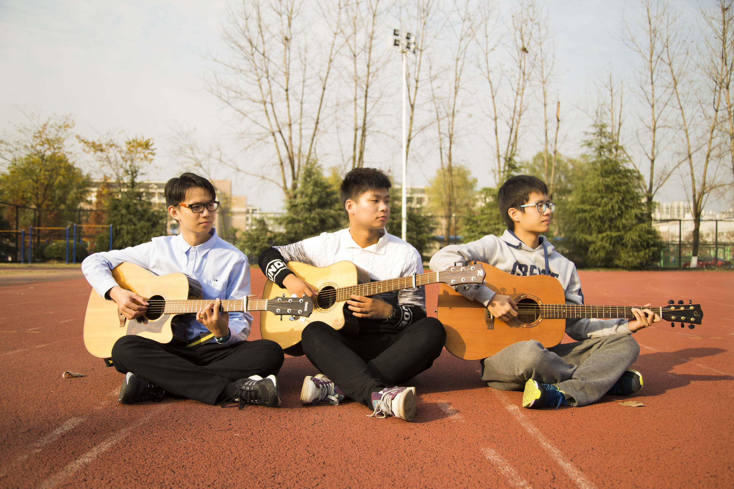 会弹吉他的男生真的很加分吗,会弹吉他学习好的男生