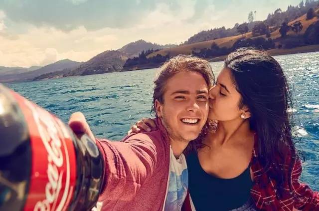 可口可乐“自拍瓶”被玩疯!玩转每次营销,大公司也不忘创新!