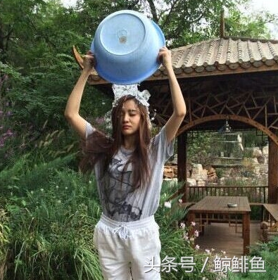 还记着她吗?曾出演《裸婚时代》,如今是足球队的美女董事长