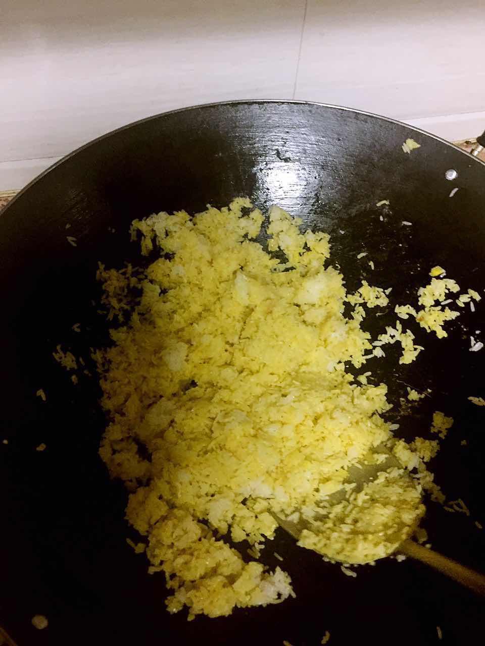 昨天剩的饭用电饭锅怎么蒸,黄金炒饭怎么才能炒成颗粒分明