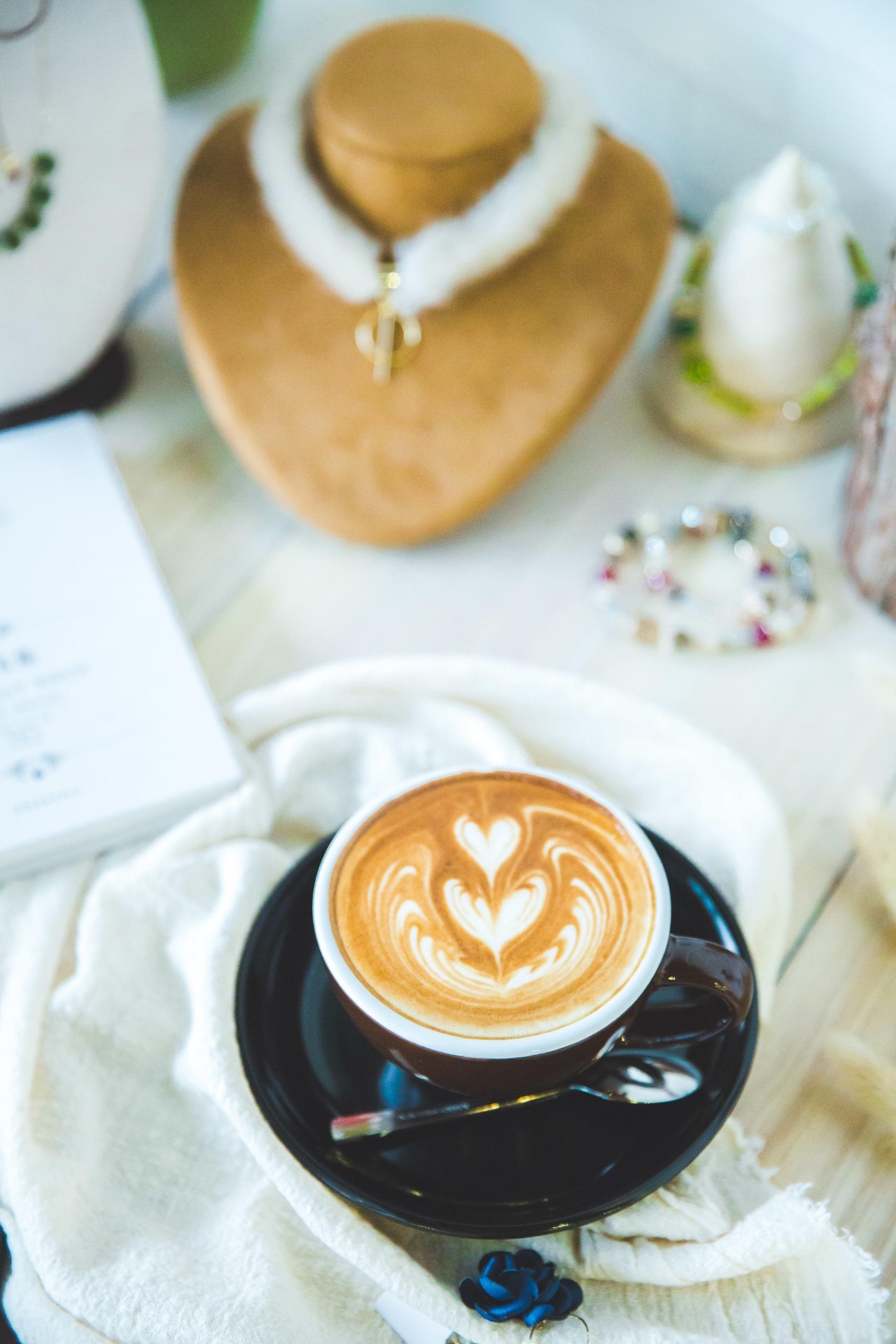 闺蜜聚会去哪好?来「GUMIHO」几个女孩把饰品店开在咖啡馆