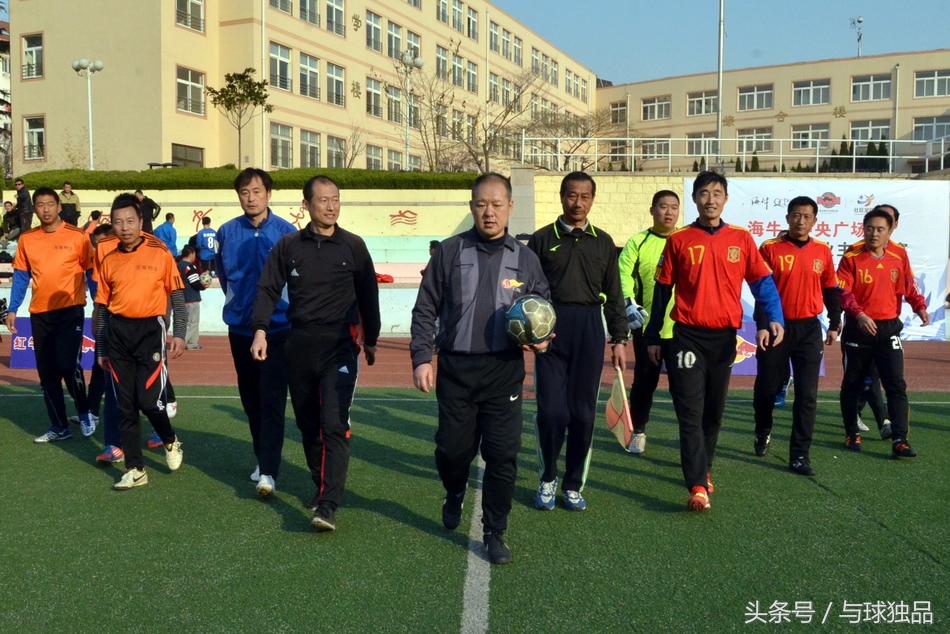 有一个喜欢踢足球的男友,有个爱看球的男友