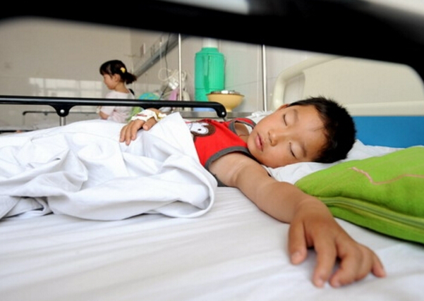 3岁男孩舔了一口，8小时才抢救回来，这东西家家都有！