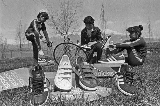 原来后苏联时代这也是时尚：穿阿迪做俄罗斯蹲