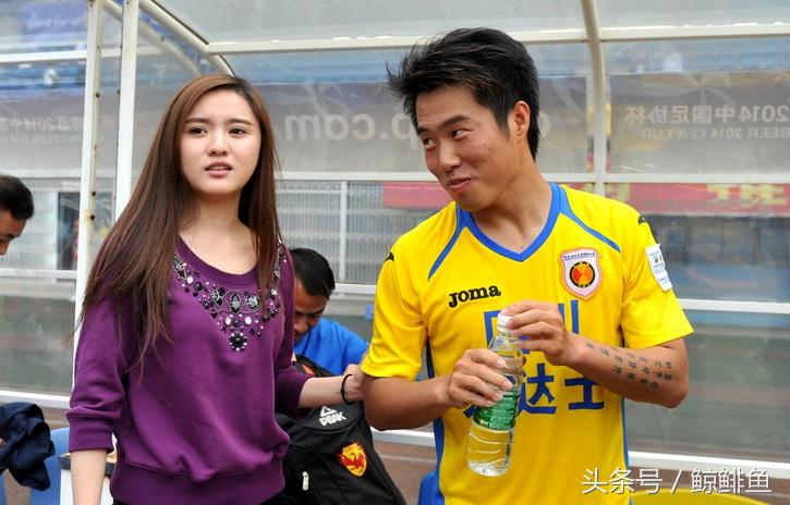 还记着她吗?曾出演《裸婚时代》,如今是足球队的美女董事长