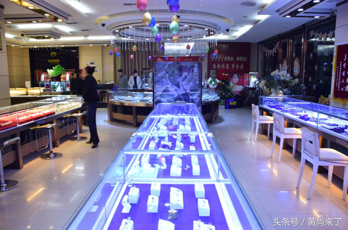 马上圣诞，老婆的礼物也不能拖着，于是尚韵珠宝成为了最佳选择！