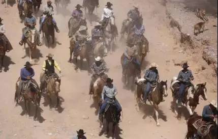 你为什么认为牛仔裤是流行的,牛仔裤的流行因素有哪些快戳进来