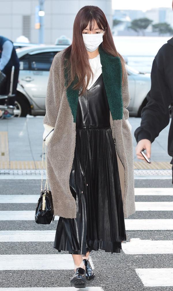 韩国女明星机场照皮衣,韩国女明星同款阿迪达斯