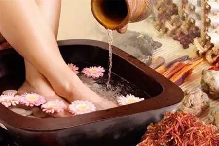 10个古方泡脚秘方,冬季泡脚排湿气最好方法